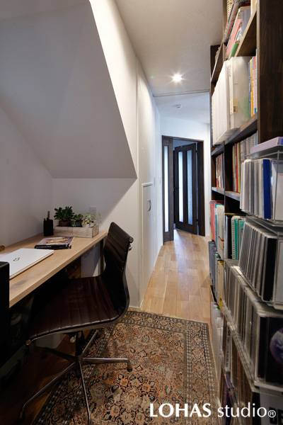 廊下を活用した奥様の書斎の様子