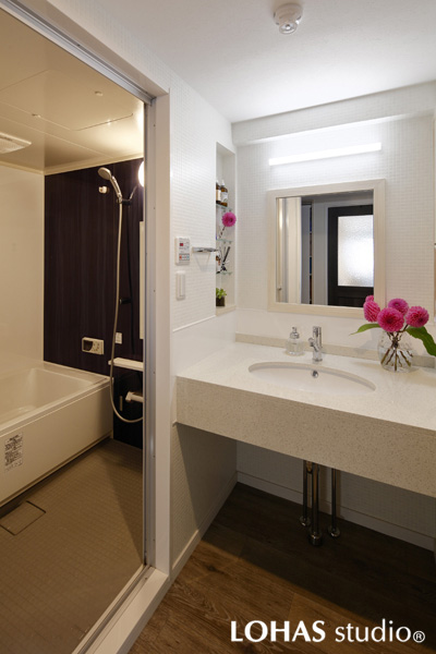 白く簡潔なホテル調の洗面室の様子
