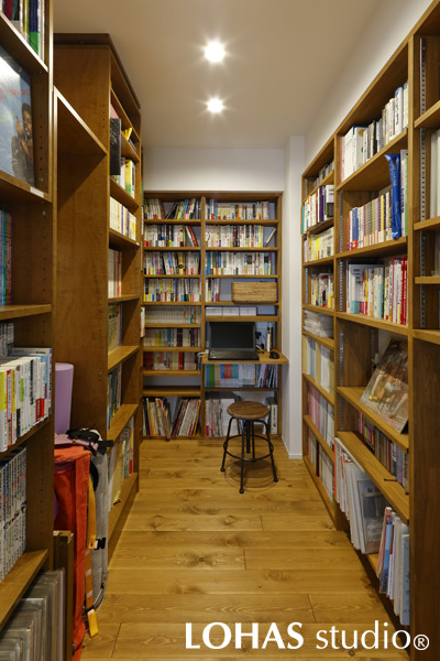 壁一面に本棚のある趣味部屋の様子