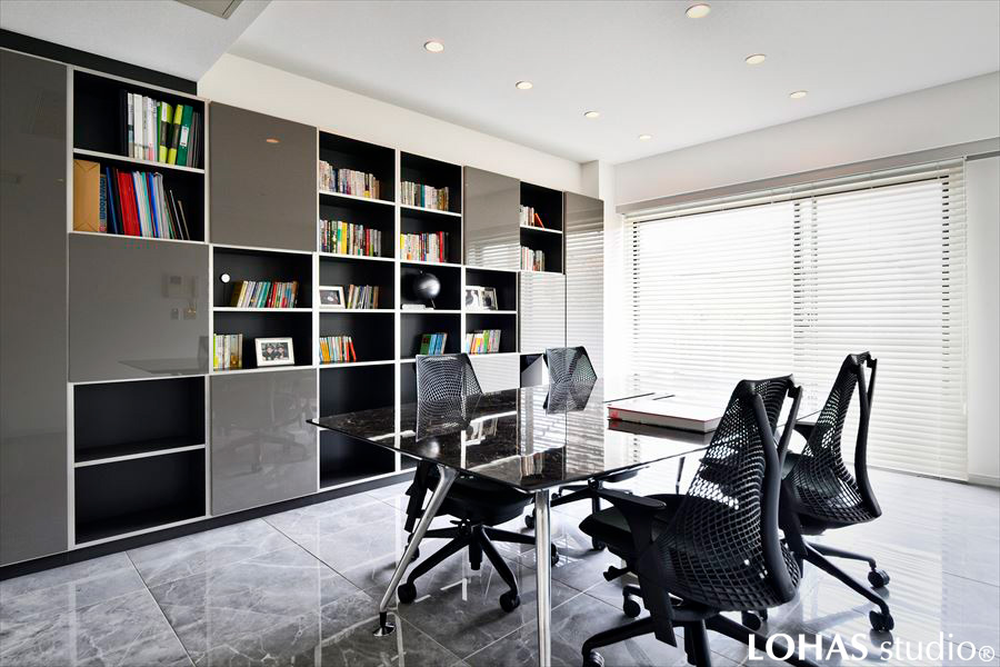 広々とした快適な打ち合わせスペースを兼ね備えた書斎の様子