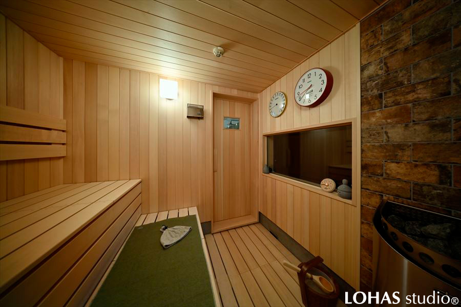 テレビも完備。ゆっくりじっくり汗を流せるこだわりのサウナルーム