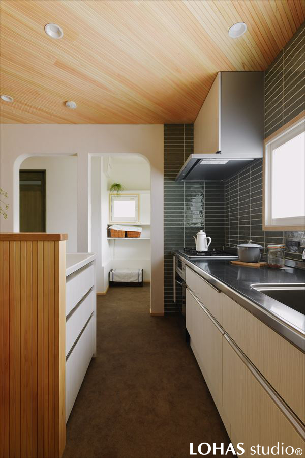 アールの壁やタイル遣いにもこだわって、唯一無二の空間となったキッチン