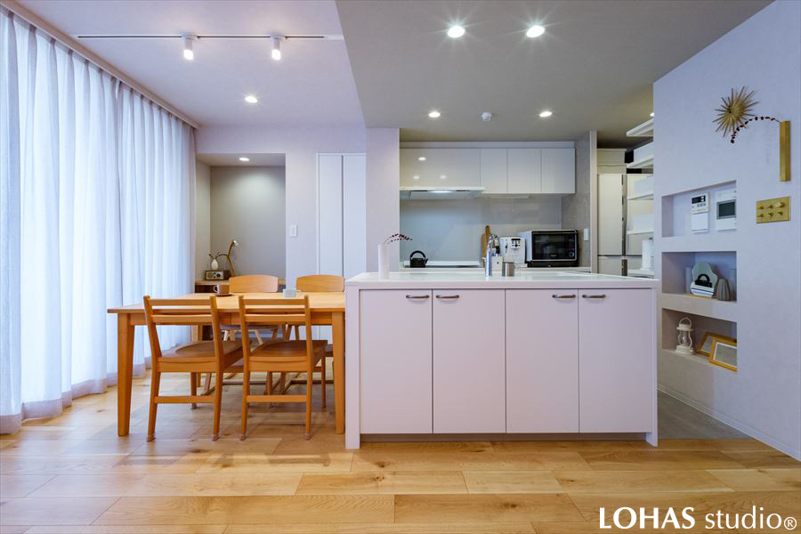 アイランドキッチンを主役に据えたLDKの様子