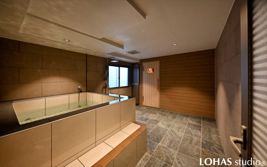 整うのには欠かせない水風呂を隣に。シャワーも備えて本格派