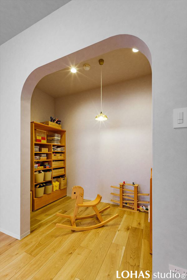 柔らかい印象のアーチ奥にお作りしたお子さまのスペース
