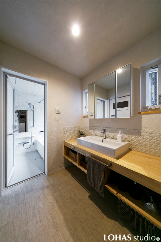 空間を贅沢に使用した洗面スペース。ミラー横の小窓で換気や採光もしっかり確保