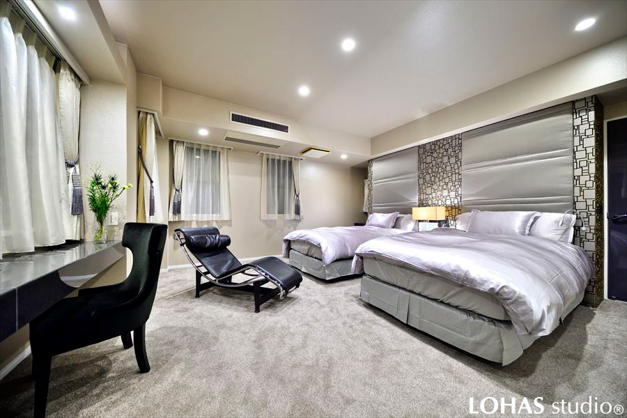 窓の多い部屋で夜景を存分に楽しめるよう配慮したベッドルーム