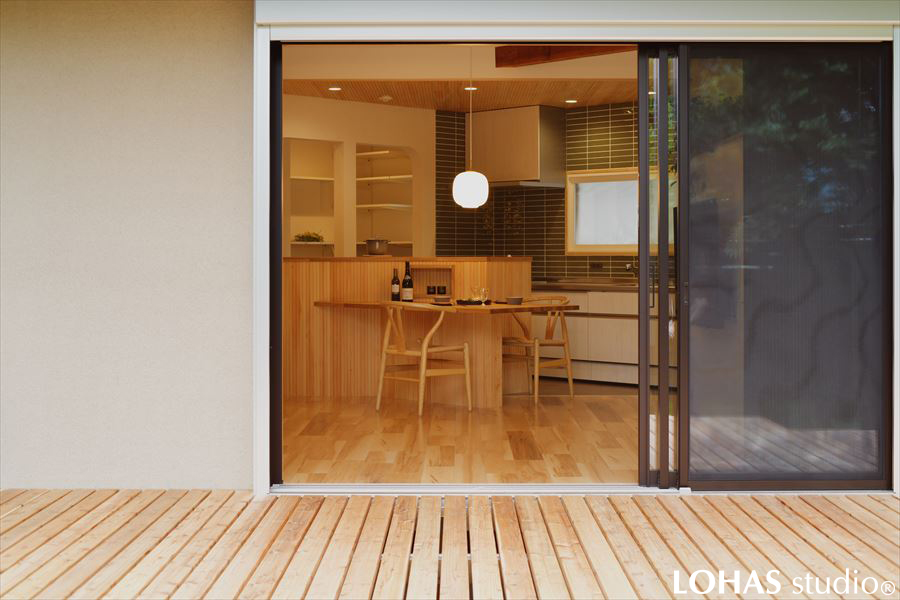 エクステリアにもこだわりを。外からリビングダイニングを覗いた様子