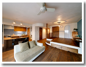 施工事例 和室やキッチンの間仕切りをなくして、広々LDKに。回遊動線や曲線デザインにも注目！