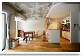 No.0419 「カラフル」で包んだ 私たちの空間 -無垢材・タイルもこだわって 画像