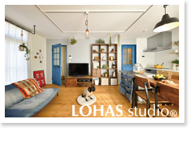 「鮮やかなブルーの扉！笑顔いっぱいな家族のシンボル（一戸建て）」